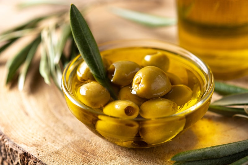 زيت الزيتون بدلاً من زيت الصويا؟ لنتعرف على زيوت الطهي التي نستخدمها يومياً ونأكلها بشكل صحيح