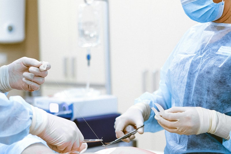 Đôi mắt trông quá sắc sảo, có cách nào để trở nên nhẹ nhàng hơn không? [Phẫu thuật che mí mắt cho nam giới]