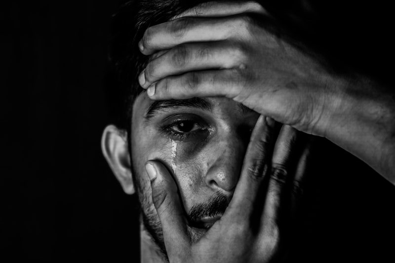 تحويل العيون الرجالية المرهقة إلى مظهر نظيف وبسيط عبر جراحة الجفن غير المرئي