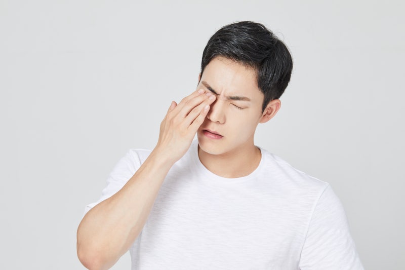 วิธีรับมือกับการขยี้ตาหลังทำ Smile LASIK